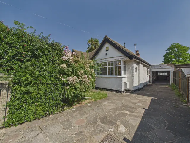 East Mead, Ruislip, HA4, photo 1