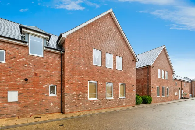 Great Charta Close, Egham, TW20, photo 1