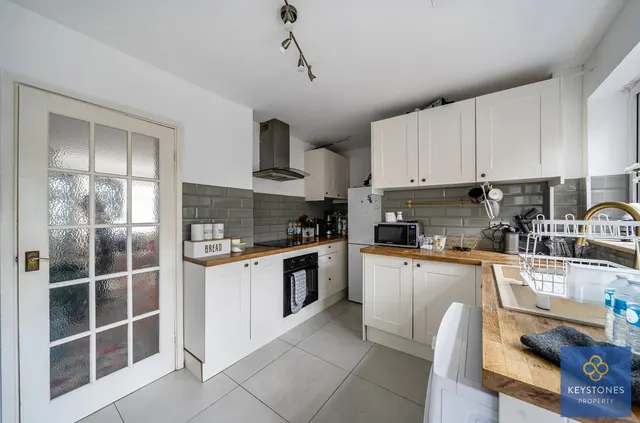 Photo 2 — Highfield Road, Romford, Collier Row, RM5 3AE