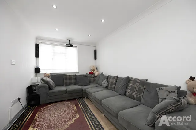 Photo 3 — Westfield Road, Dagenham, RM9
