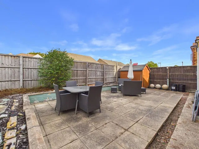 Kenilworth Road, Ashford, TW15, photo 1