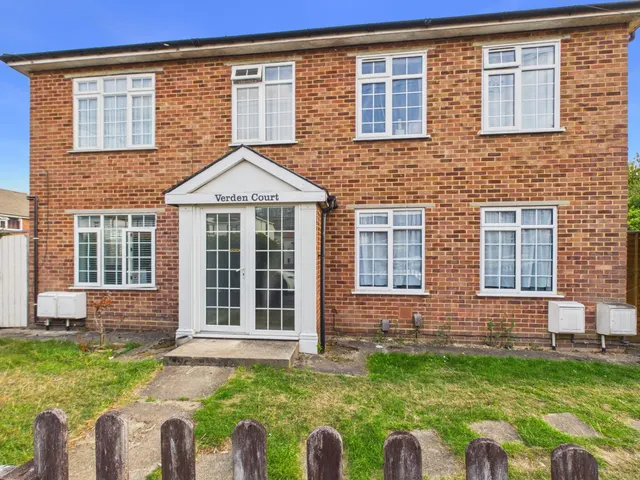 Kenilworth Road, Ashford, TW15, photo 2