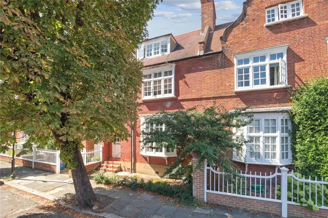 Marlborough Crescent, London, W4, photo 1