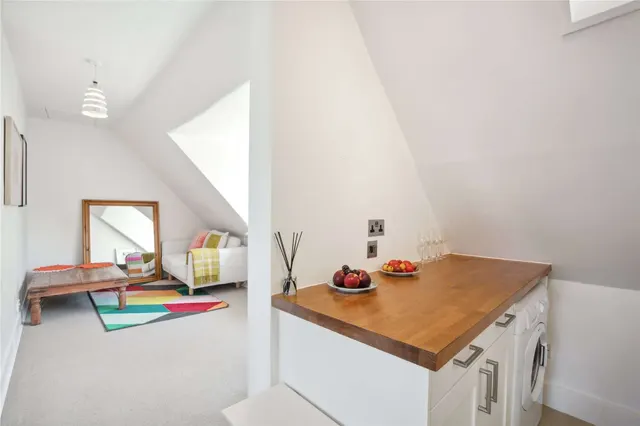 Marlborough Crescent, London, W4, photo 2