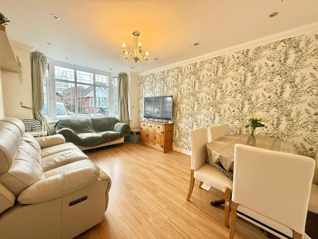 Photo 2 — Calnwood Road, Luton LU4 0ET