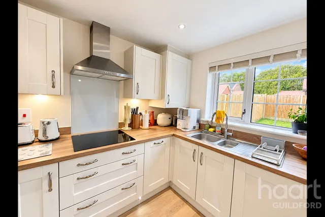 Yew Close, Leatherhead, KT24, photo 3