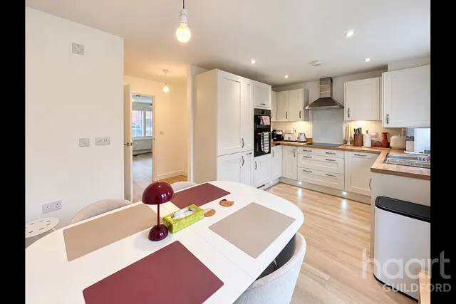 Yew Close, Leatherhead, KT24, photo 2