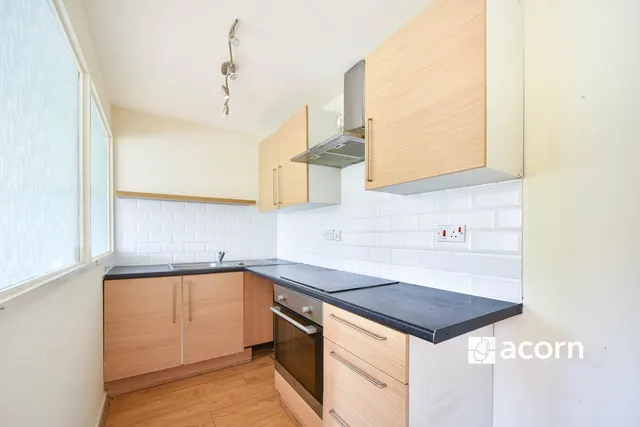 Photo 2 — Doveney Close, Orpington, BR5
