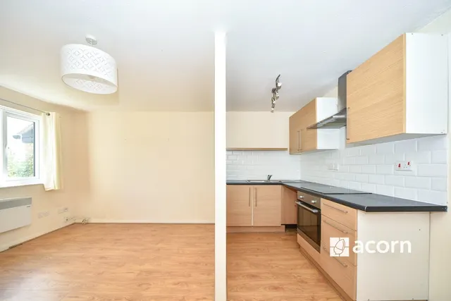 Photo 3 — Doveney Close, Orpington, BR5