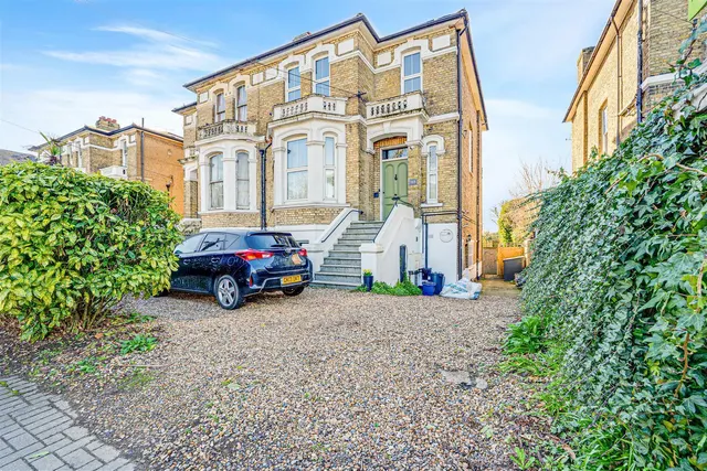 Uxbridge Road, Hampton Hill, TW12, photo 1
