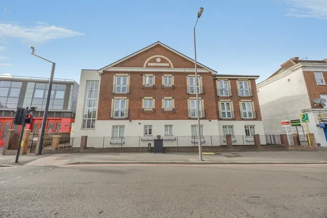 2 bedroom flat, Brighton Road, Purley, CR8