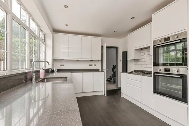 Woodhall Park Grove, Pudsey, LS28, photo 2