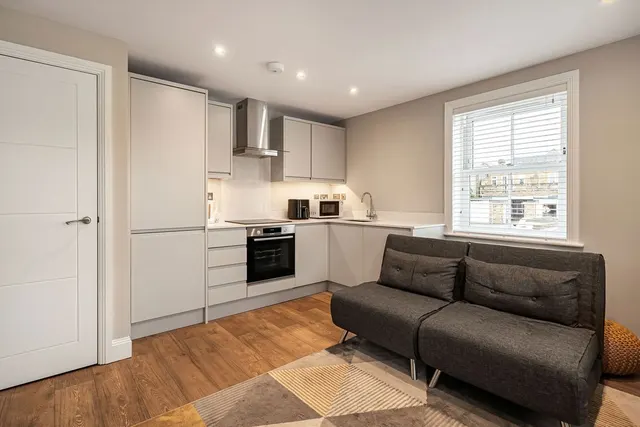 Cross Road, Weybridge, KT13, photo 3