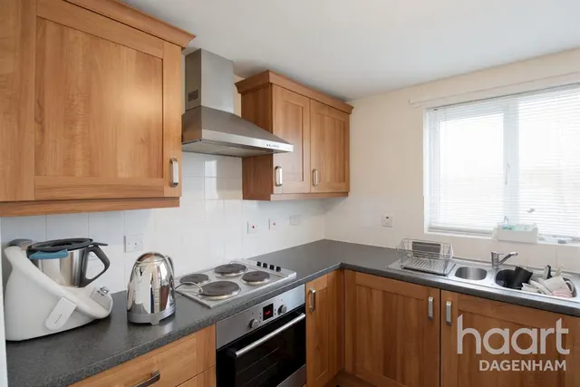 Tallow Close, RM9, photo 2