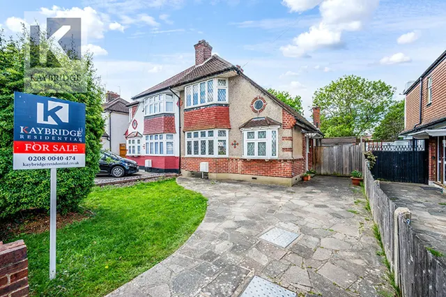 Walsingham Gardens, Epsom, KT19, photo 1