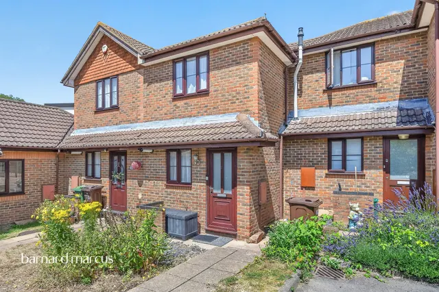 Cobham Close, Wallington, photo 1