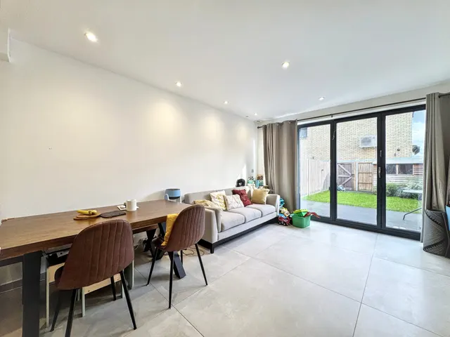Bacon Lane, Edgware, HA8, photo 2