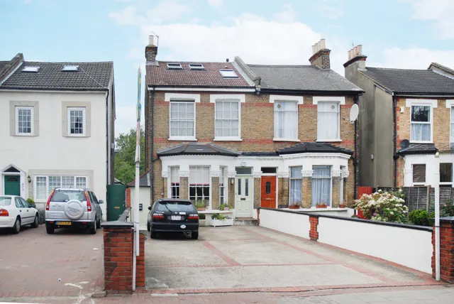 London, SW18, photo 1