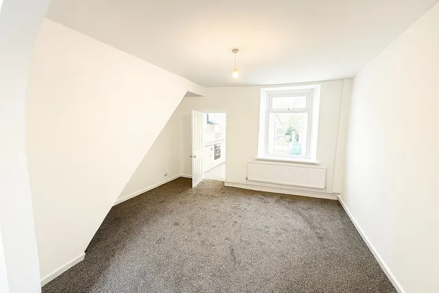 Regent Street East, Neath, SA11, photo 2