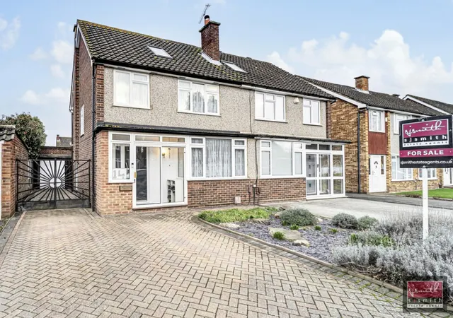Sundown Road, Ashford, TW15, photo 1