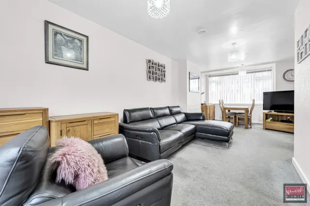 Sundown Road, Ashford, TW15, photo 2