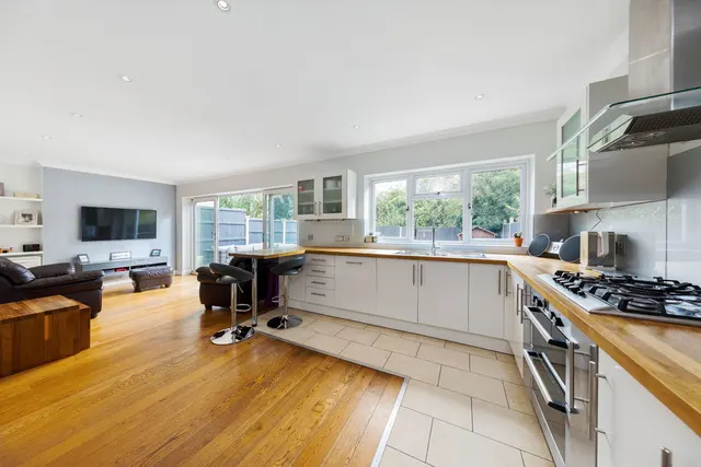 Woolhampton Way, Chigwell, IG7, photo 1