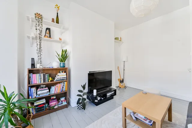 Photo 3 — Flat 2, 1 Handforth Road, London