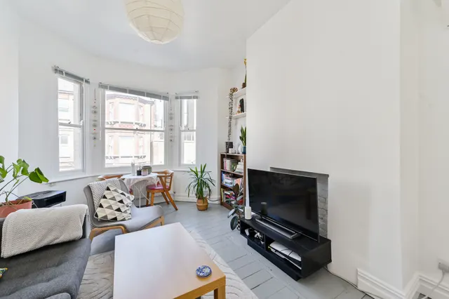 Flat 2, 1 Handforth Road, London, photo 1