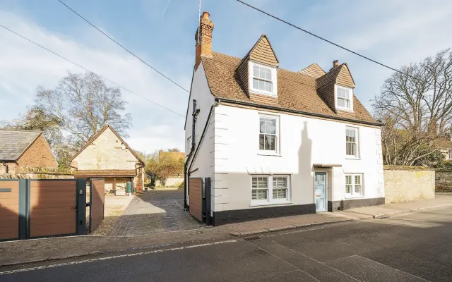High Street, Harrold, Bedford, photo 1