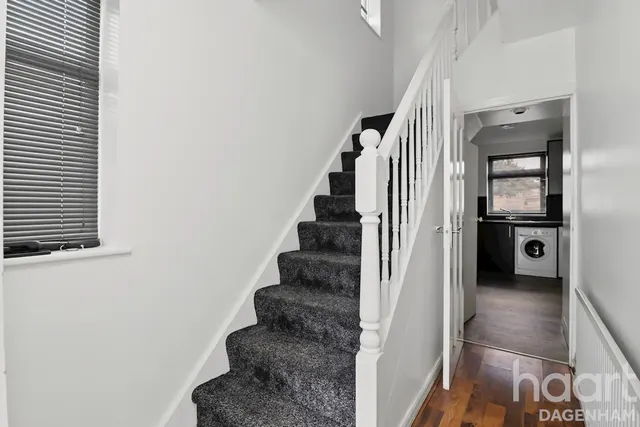 Lawrence Crescent, Dagenham, RM10, photo 2