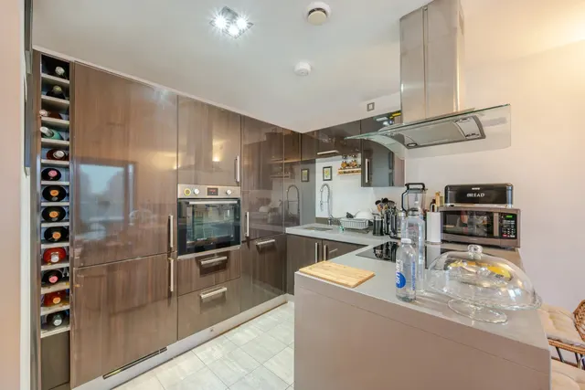 Bridges Court Road, London, SW11, photo 3