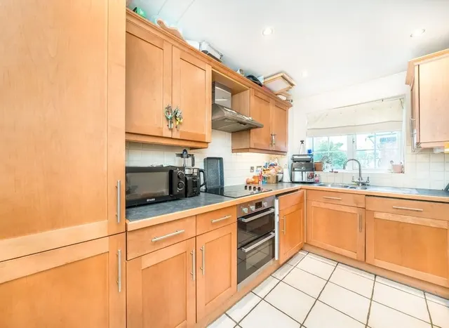Kingston Road, Epsom, KT17, photo 2