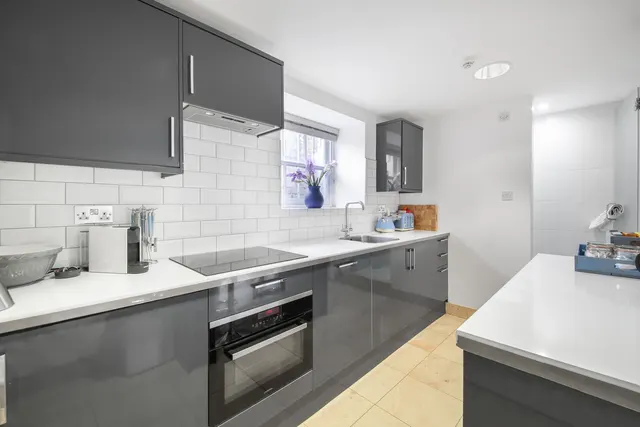 Hampton Court Road, KT8, photo 3