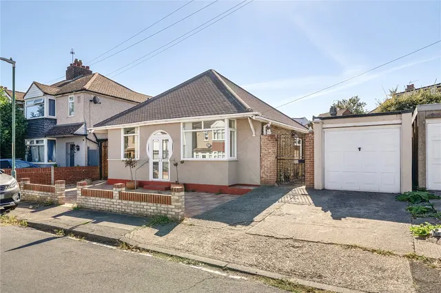 Photo 3 — Brentlands Drive, Dartford, DA1