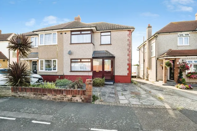 Warren Drive, Hornchurch, RM12, photo 1