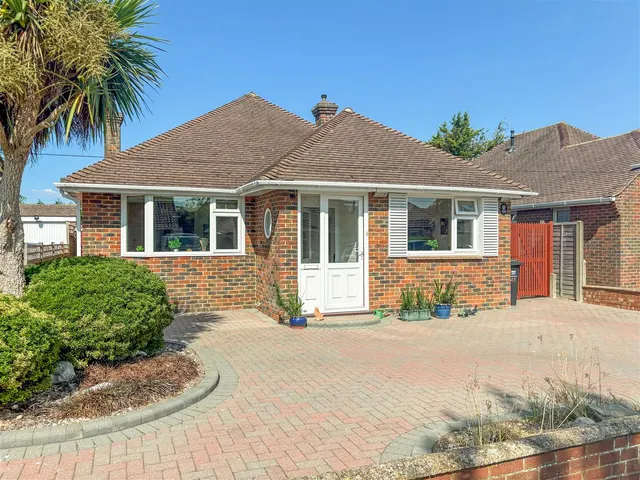 Fircroft Crescent, Rustington, photo 1