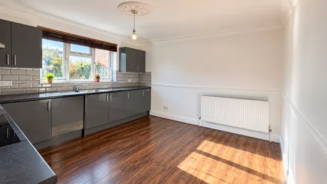Amesbury Road, RM9, photo 3