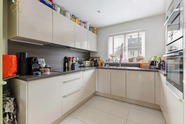 Photo 3 — Hunters Place, Hindhead, GU26