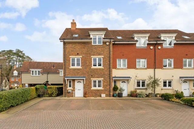 Hunters Place, Hindhead, GU26, photo 1