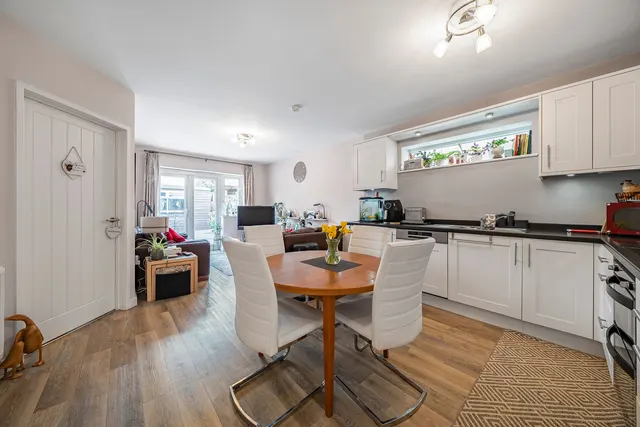 Meadow Road, Ashford, TW15, photo 2