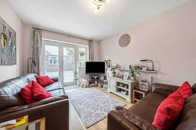 Meadow Road, Ashford, TW15, photo 3