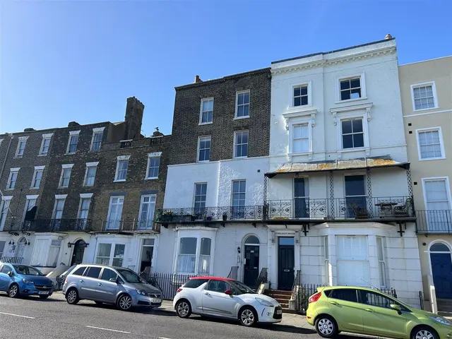 Fort Crescent, Margate, Kent CT9 1HX, photo 1