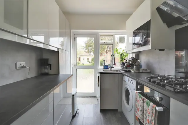 Costons Lane, UB6, photo 3