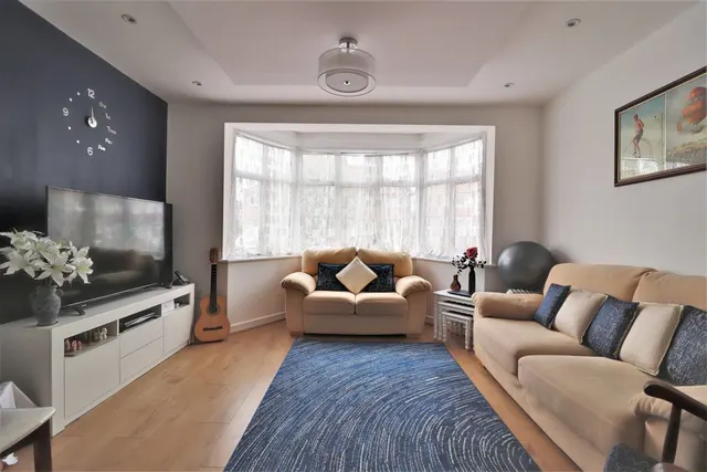 Costons Lane, UB6, photo 2
