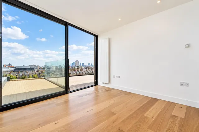 Plumbers Row, Aldgate, E1, photo 3