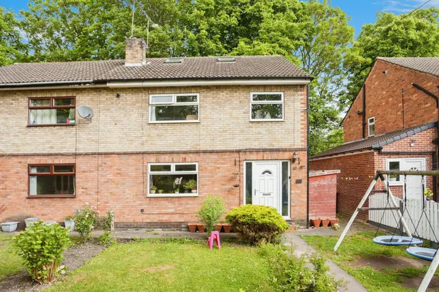 College Grove Close, WAKEFIELD, photo 1