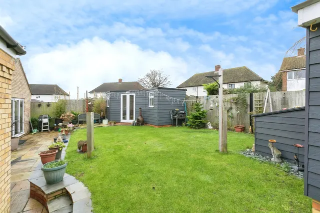 Bates Close, Granborough, MK18, photo 2