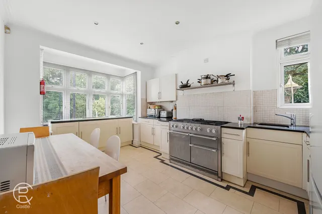 Cairn Avenue, London, W5, photo 1