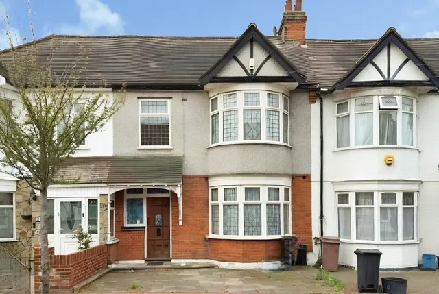 3 bedroom house — Bute Road, Ilford, IG6