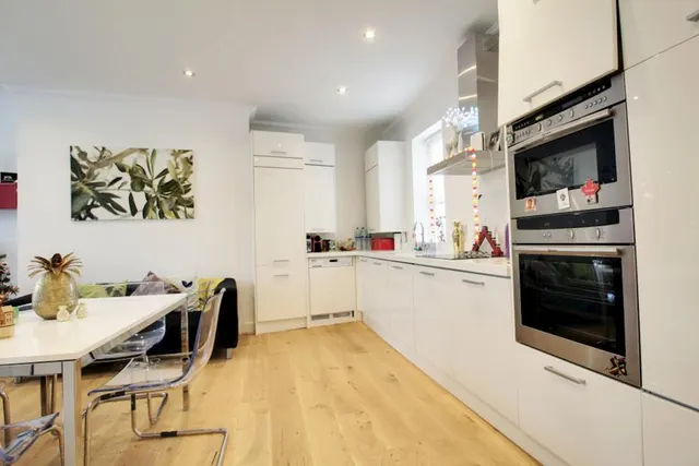 Bromells Road, SW4, photo 2